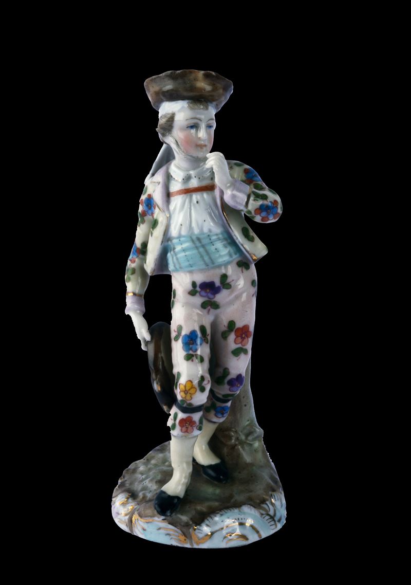 Figurina di ragazzo con tamburello