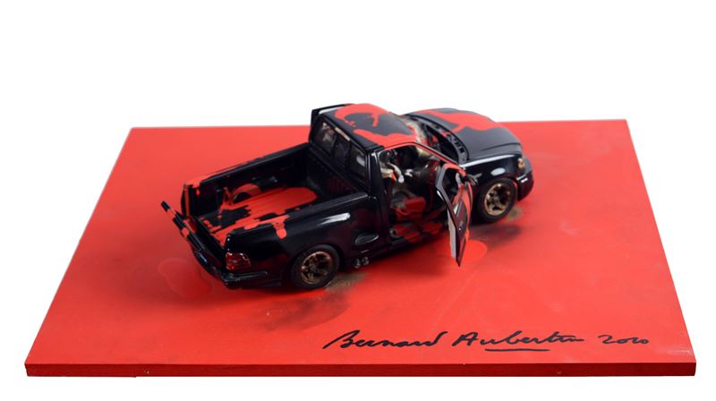 Bernard Aubertin - Voiture brulée, modellino di macchina bruciata su tavola (2010)