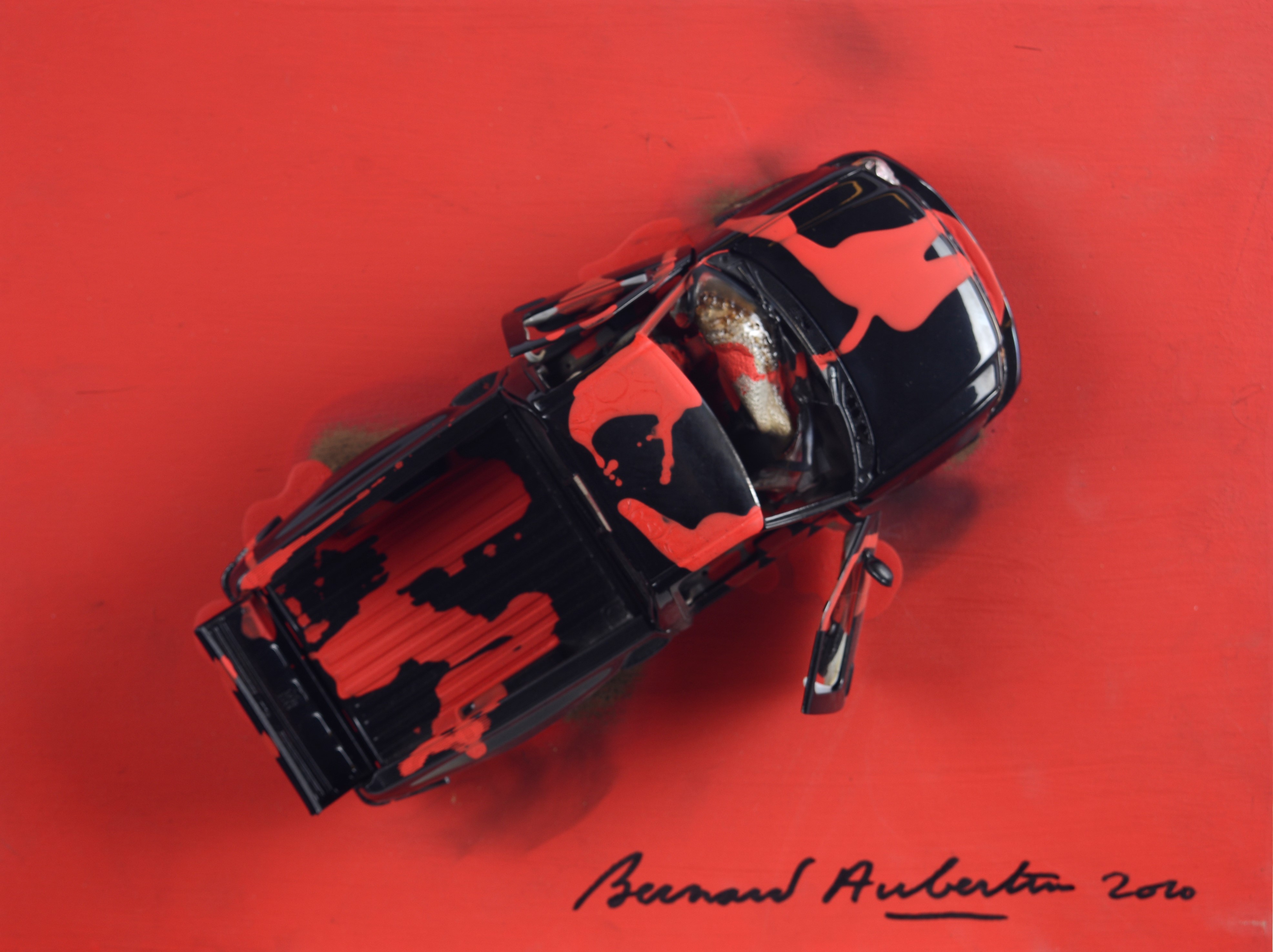 Bernard Aubertin - Voiture brulée, modellino di macchina bruciata su tavola (2010)