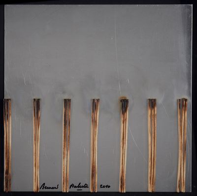 Disegno di fuoco su alluminio (fiammiferi bruciati)
