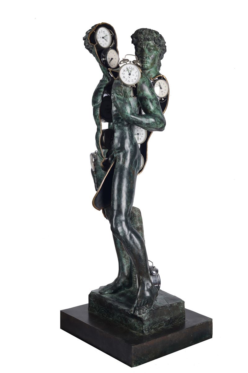 Fernandez Arman - David ponctuel, bronzo con patina verde e oro e sveglie, 1996