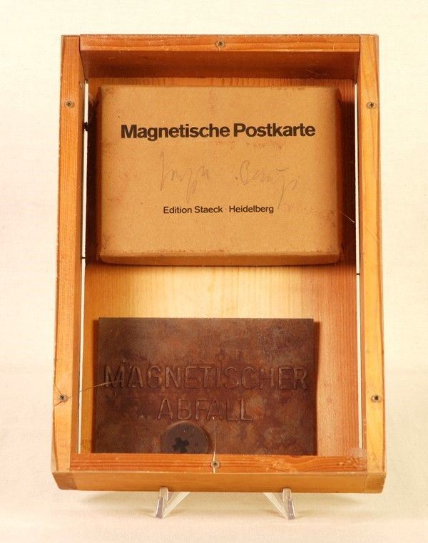 Joseph Beuys : Magnetischer Abfall  (1975)  - Scatola in legno,  placca in metallo e scatola di cartone - Asta Arte Moderna e Contemporanea - III - Galleria Pananti Casa d'Aste