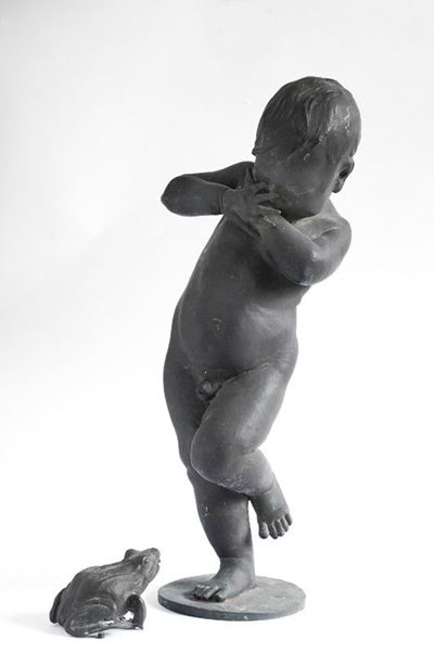 Scultura di Bambino e Rana