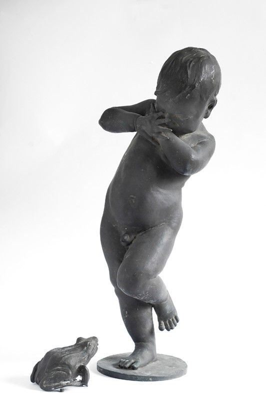 Scultura di Bambino e Rana