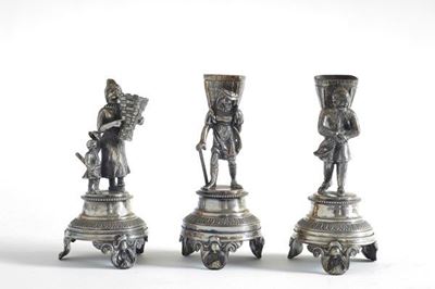 Tre Figurine in Metallo Argentato Portafiori su Base Circolare Piedini a Ricciolo