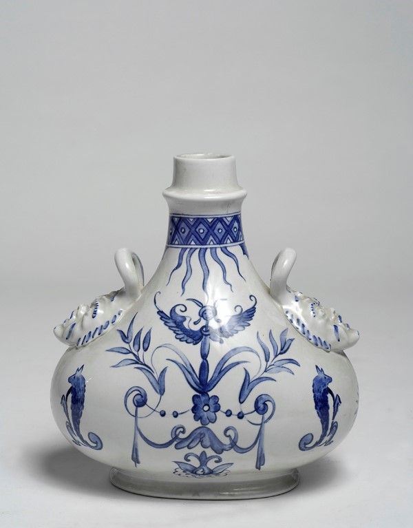 Fiasca in porcellana bianca e blu  - Auction FURNISHINGS AND OBJECTS - Galleria Pananti Casa d'Aste