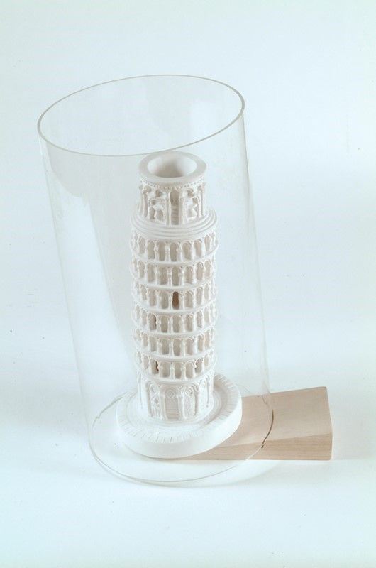 Marco Ferreri : Raddriziamo il paese, 2001  - Polvere di marmo in cilindro di metacrilato - Asta ARREDI E OGGETTISTICA - Galleria Pananti Casa d'Aste
