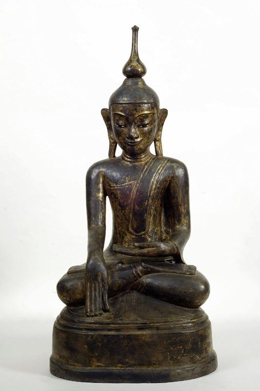 Buddha seduto in trono