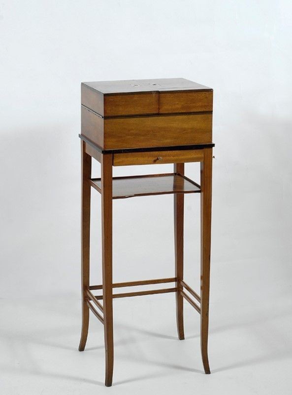 Tavolino da toeletta  - Auction Antiquariato - mobili, dipinti e oggetti di arredo - Galleria Pananti Casa d'Aste