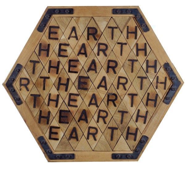 Joe Tilson : Earth Earth  (1987)  - Legni a rombo, con lettere pirografate e ferro, assemblati a forma esagonale - Asta Autori dell'800-900, Arte Moderna e Contemporanea, Grafica ed Edizioni - Galleria Pananti Casa d'Aste