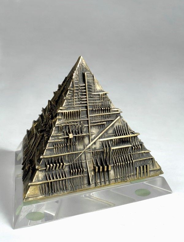 Arnaldo Pomodoro : Piramide (studio)  (1974-1975)  - Ottone dorato - Asta Autori dell'800-900, Arte Moderna e Contemporanea, Grafica ed Edizioni - Galleria Pananti Casa d'Aste