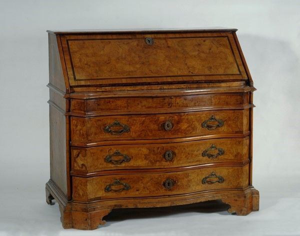 Cassettone a ribalta listrato in noce e radica di noce Emilia XVIII sec.  - Auction Antiquariato - mobili, dipinti e oggetti di arredo - I - Galleria Pananti Casa d'Aste