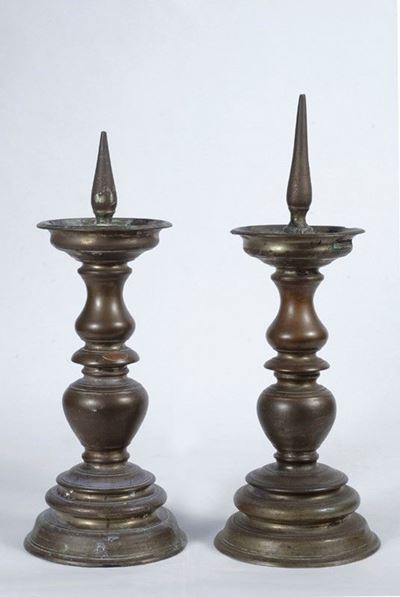 Coppia di Antichi Candelieri in Bronzo
