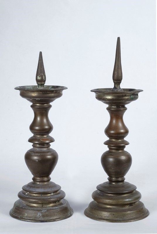 Coppia di antichi candelieri in bronzo