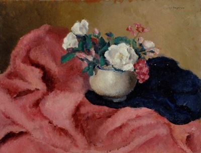 Vaso con Fiori sul Drappo Rosa