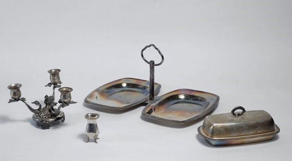 Quattro oggetti in metallo e argento