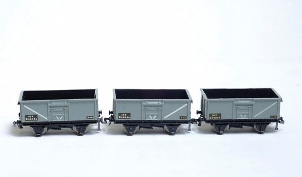 Tre carri merci sponde basse per trasporto minerali mod W54884  - Auction MODELLISMO FERROVIARIO TRENINI DA COLLEZIONE - Galleria Pananti Casa d'Aste
