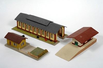 Tre Edifici in Legno per Plastico Ferroviario: un Deposito, un Ufficio ed una Piccola Casa
