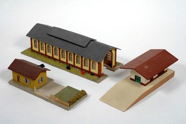 Tre edifici in legno per plastico ferroviario:  un deposito, un ufficio ed una piccola casa