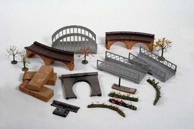 Componenti di un Ponte Ferroviario in Plastica (incompleto)
