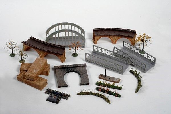 Componenti di un ponte ferroviario in plastica (incompleto)
