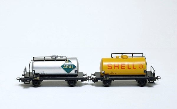 Due vagoni cisterna Aral e Shell mod Db 599 304 Marklin