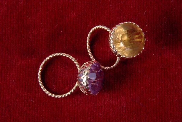 Due  anelli con pietra colorata sintetica