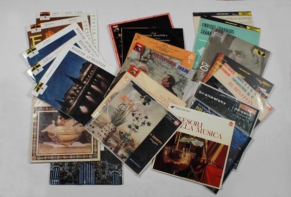 Gruppo di 23 Dischi in Vinile 33 Giri