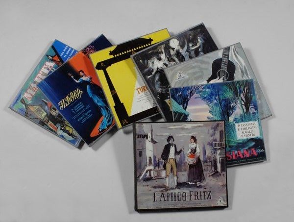 Sette cofanetti contenenti dischi in vinile a 33 giri