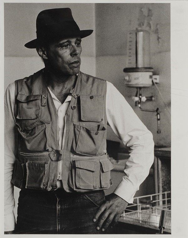 Ken Damy : Joseph Beuys  ((1979))  - Fotografia bianco/nero - Asta STORART: Dipinti, oggetti, arredi dal XVII al XX sec. - II - Galleria Pananti Casa d'Aste