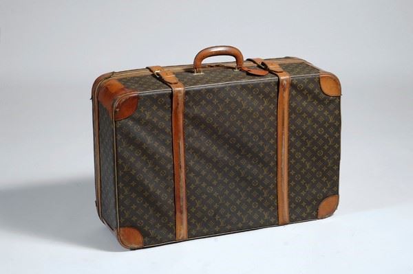 Valigia semirigida Louis Vuitton in tela monogrammata, chiusura a cerniera e cinghie in cuoio, dettagli in metallo,  cm. 52x79x24