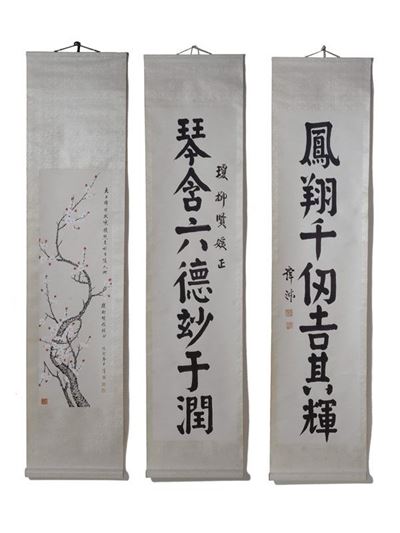 Tre Scrolls in Tessuto Dipinto con Fiori di Pesco e Ideogrammmi Cina XX Sec.