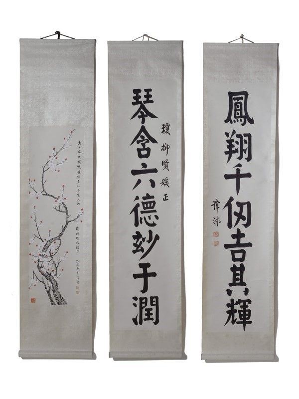 Tre scrolls in tessuto dipinto con fiori di pesco e ideogrammmi Cina XX sec.