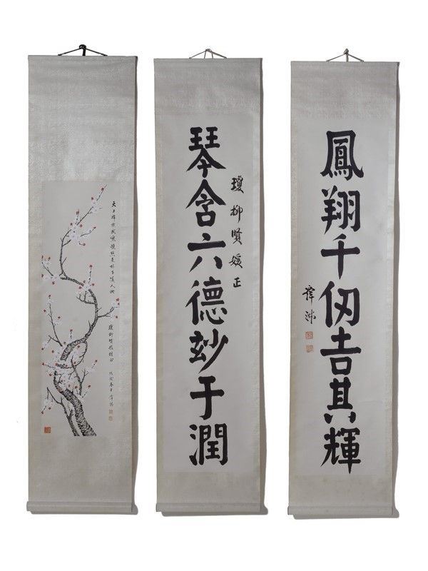 Tre Scrolls in Tessuto Dipinto con Fiori di Pesco e Ideogrammmi Cina XX Sec.