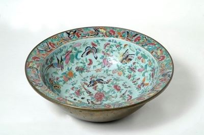 Grande Scodella in Porcellana Policroma con Fiori e Farfalle, Cina XX Sec., CM. 41 Diam.