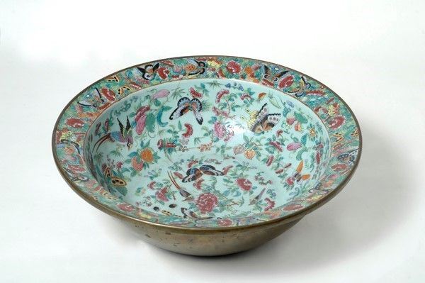 Grande scodella  in porcellana policroma con fiori e farfalle, Cina XX sec., cm. 41 diam.