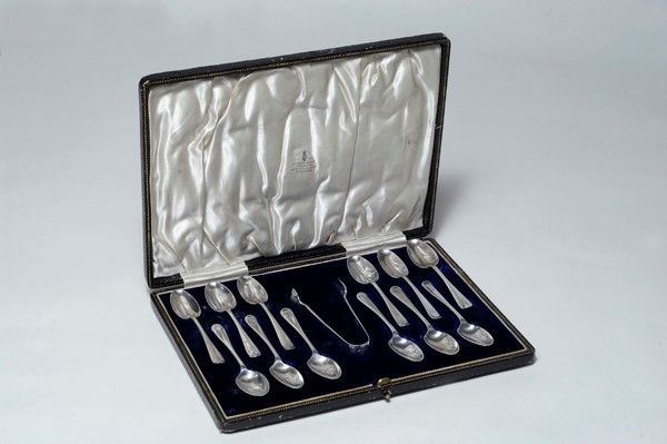 Dodici cucchiai ed una pinza in argento,  - Asta STORART: Dipinti, oggetti, arredi dal XVII al XX sec. - II - Galleria Pananti Casa d'Aste