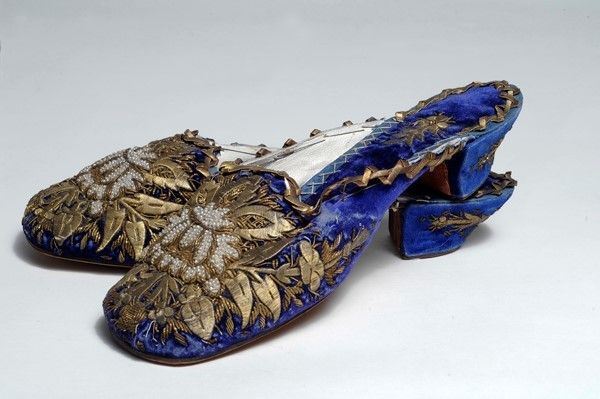 Scarpe femminili in seta e ricami in oro