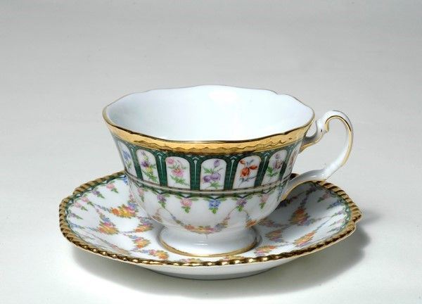 tazzina e piattino in porcellana dipinta a festoni con bordi in oro,  Meissen XIX-XX sec.