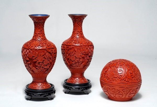 Due vasi ed una palla in lacca rossa, Cina
