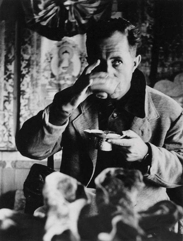 Fosco Maraini : Giuseppe Tucci sorseggia un tè, Tibet 1937  - Auction Arte orientale - I - Galleria Pananti Casa d'Aste
