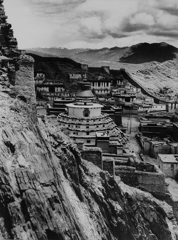 Fosco Maraini : La grande pagoda &quot;Kum Bum&quot;, e numerosi edifici del monastero di Gyantse, visti da una rupe vicina, Tibet, agosto 1937  - Asta Arte orientale - I - Galleria Pananti Casa d'Aste