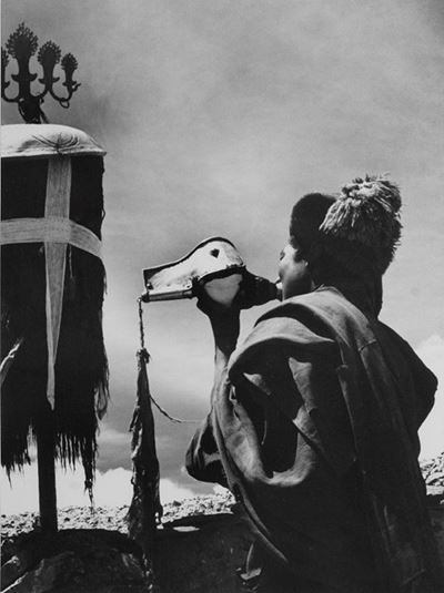 Monaco che Suona la Buccina, Eremo a Nord di Gyantse, sul Monte Ship-ta, Tibet, Agosto 1937