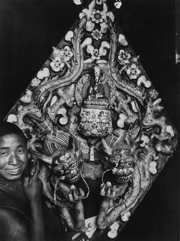 Fosco Maraini : Un novizio sorregge un'imponente &quot;torma&quot;, monastero di Dungkar, Valle di Chumbi, Tibet, aprile 1948  - Asta Arte orientale - I - Galleria Pananti Casa d'Aste