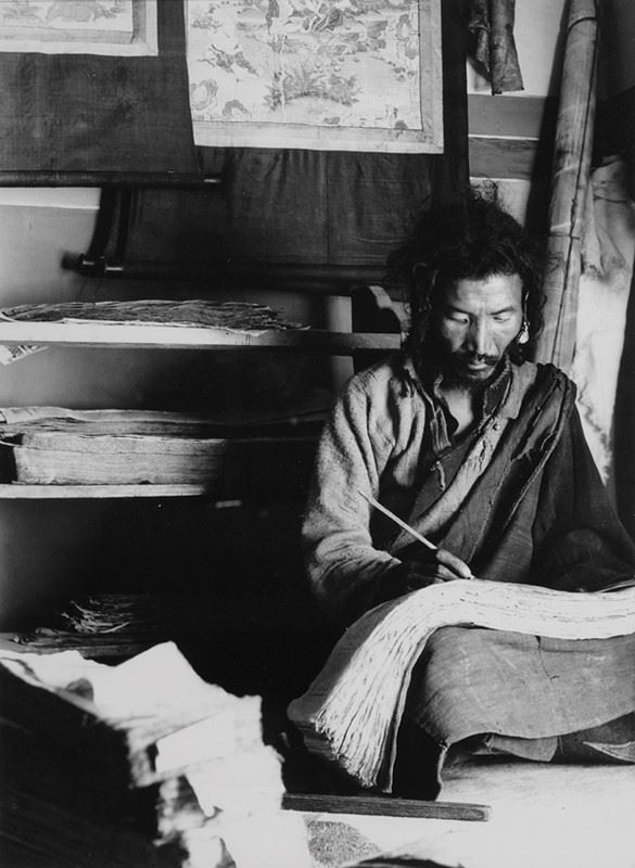 Fosco Maraini : Lo scrivano all'opera a Gyantse, Tibet, luglio 1937  - Asta Arte orientale - I - Galleria Pananti Casa d'Aste