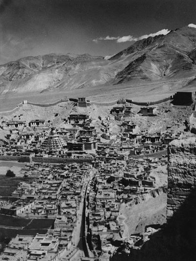 La Città di Gyantse, Vista dal Forte, Tibet, Luglio 1937