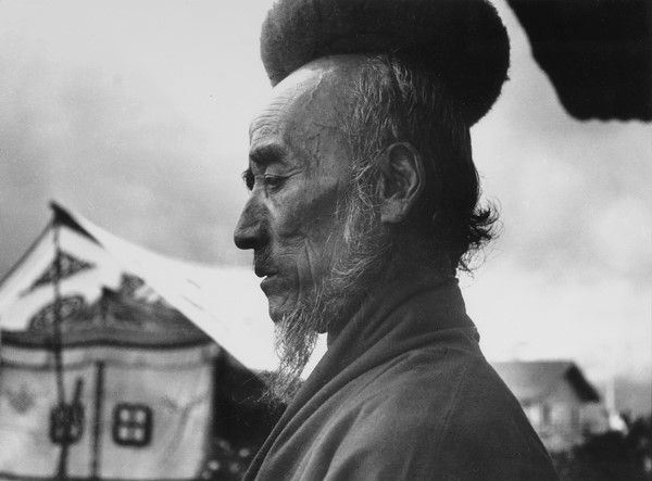 Fosco Maraini : Funzionario governativo in alta tenuta a Gangtok, Tibet, settembre 1948  - Asta Arte orientale - I - Galleria Pananti Casa d'Aste