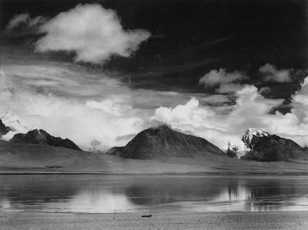 Fosco Maraini : Il lago Bham-tso ed i monti sul confine fra Tibet e Bhutan, tra Tuna e Dochen, Tibet, giugno 1937  - Asta Arte orientale - I - Galleria Pananti Casa d'Aste