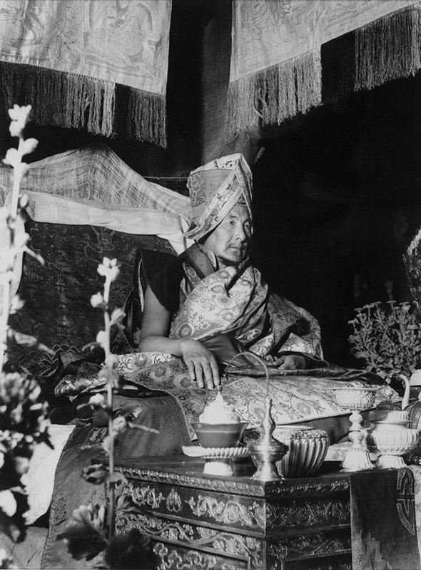 Fosco Maraini : Ngawang Lödrö, abate del monastero di Ngor, della setta Sakyapa, a Gyantse, Tibet, luglio 1937  - Auction Arte orientale - I - Galleria Pananti Casa d'Aste