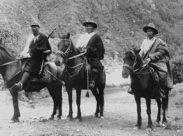 Fosco Maraini : Facoltoso mercante tibetano in viaggio, con due guardie del corpo a Yatung, Tibet, luglio 1948  - Asta Arte orientale - I - Galleria Pananti Casa d'Aste